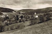 Fotografováno ze směru od Říček - kostel a škola na Malé Zdobnici, vlevo nová vila Kolowrata (lesní rada Czerny) - okolo r. 1950